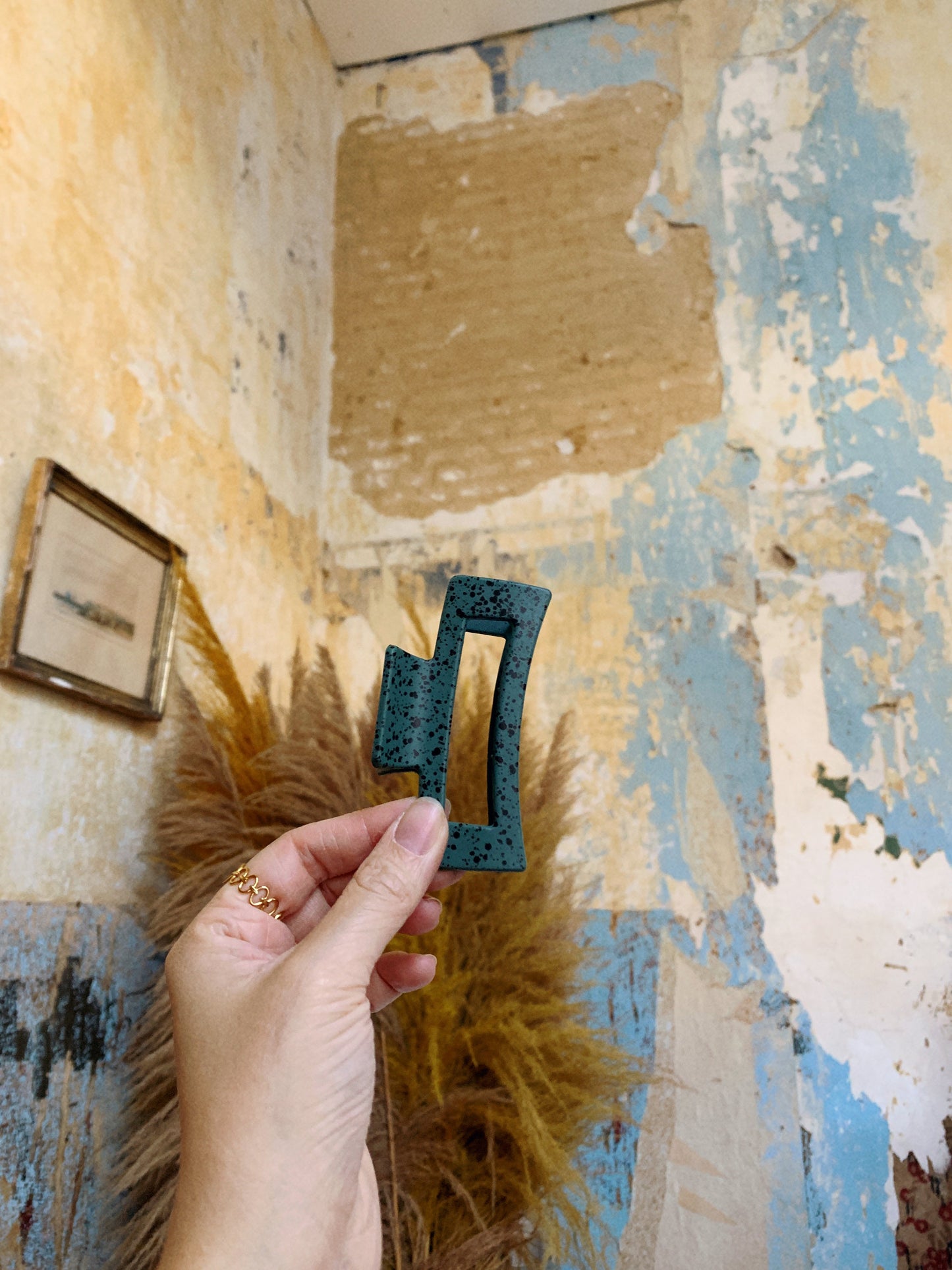 MIA hair claw