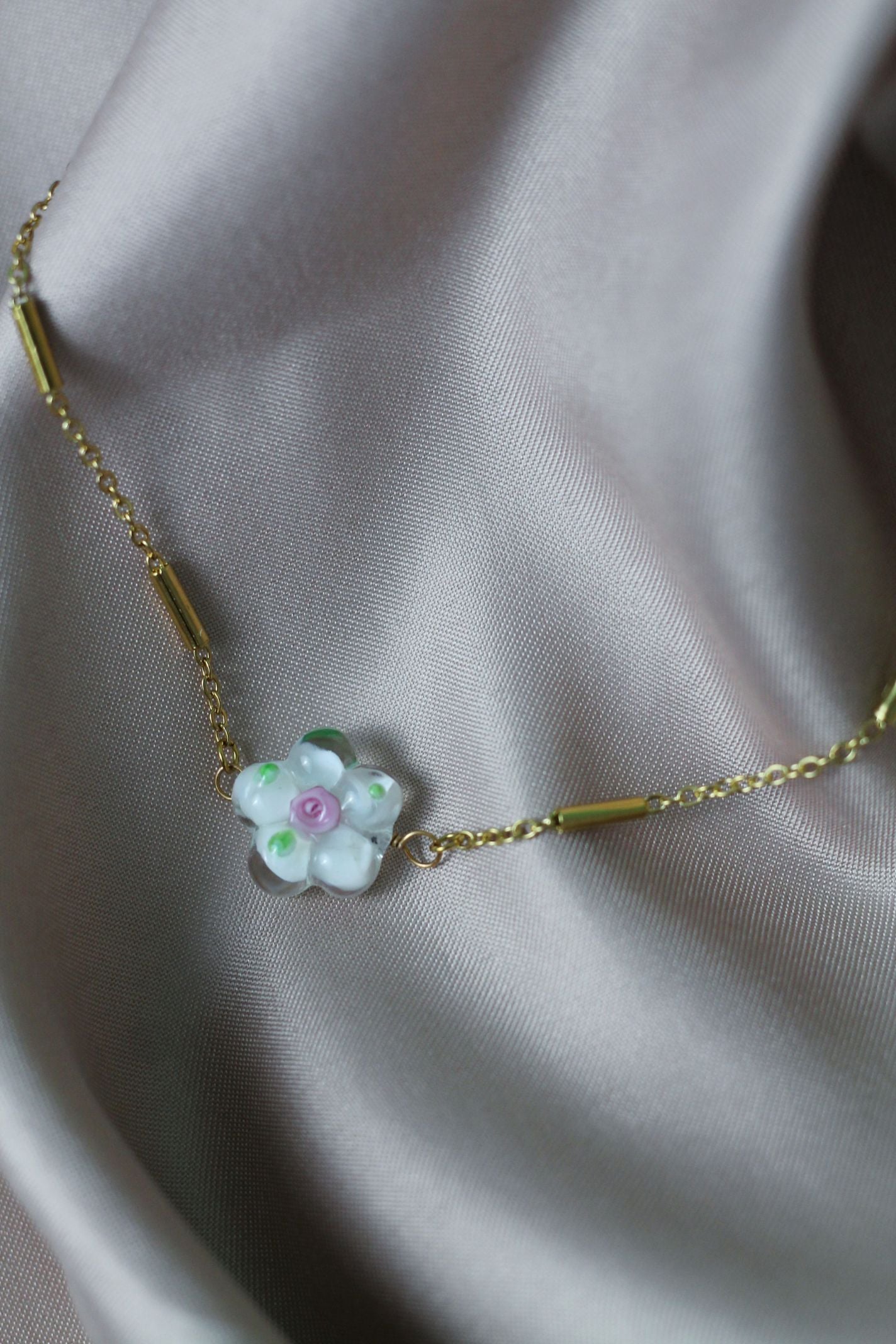 LILOU flower necklace - White