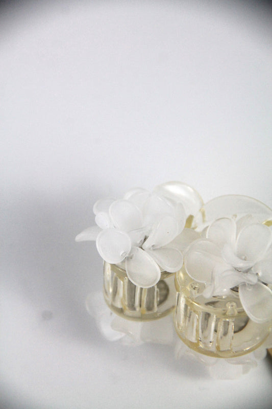 Small FLEUR flower hair claw - White