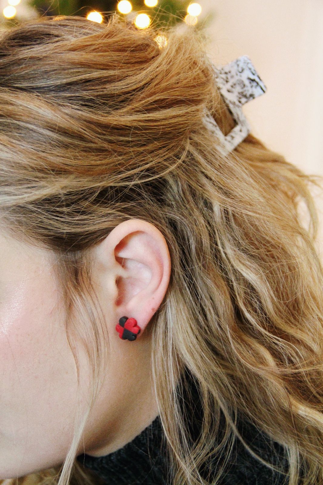 DAISY stud earrings - Checkered red and black