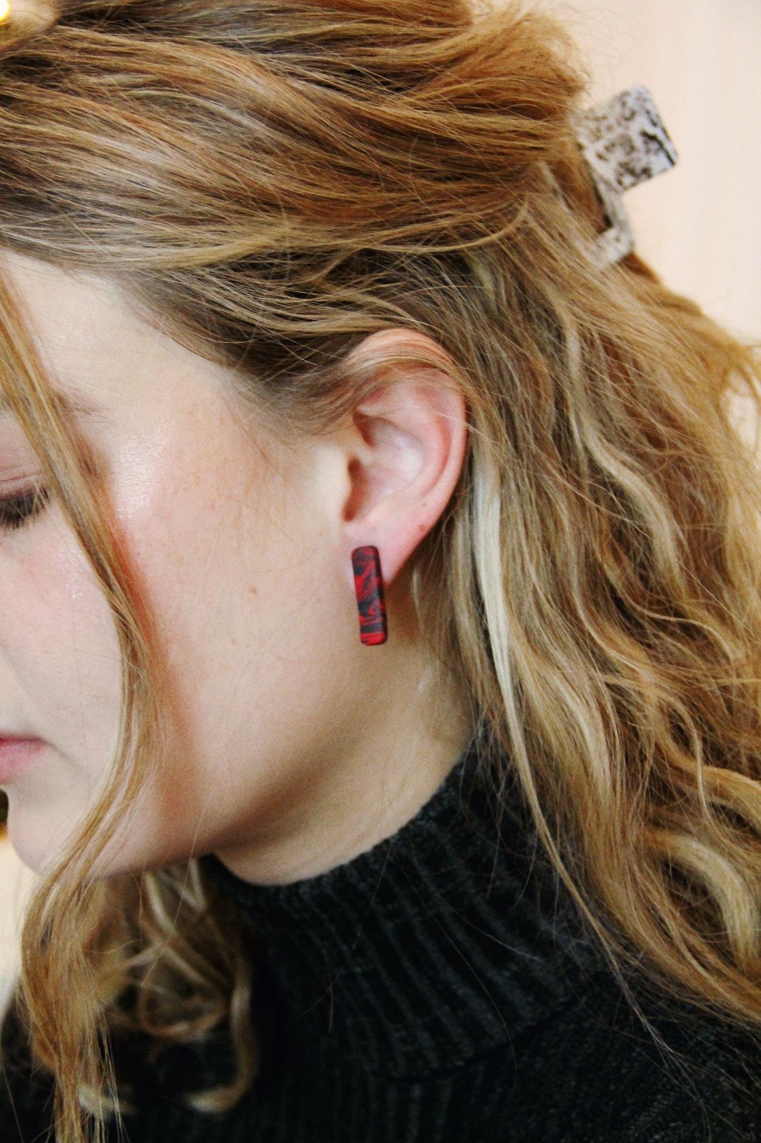 NOA stud earrings - Marbled red & Black